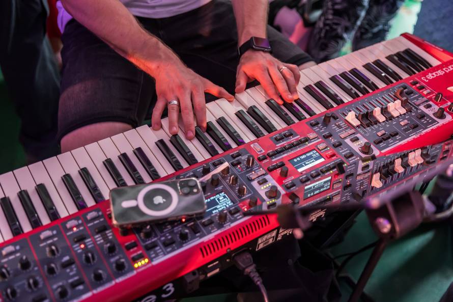 Split: Koncert u čast Oliveru Dragojeviću  na trajektu za Velu Luku