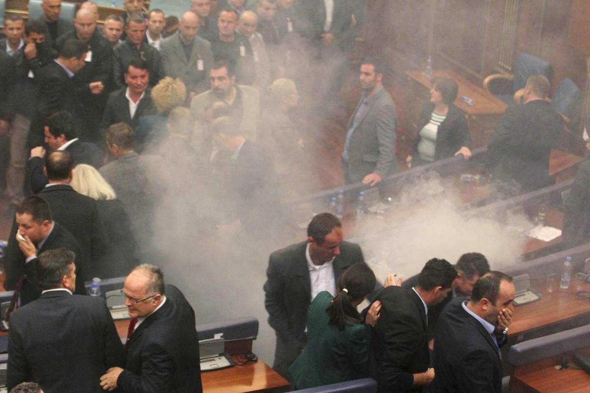 Burno u Prištini: Zastupnici opozicije bacali su suzavac