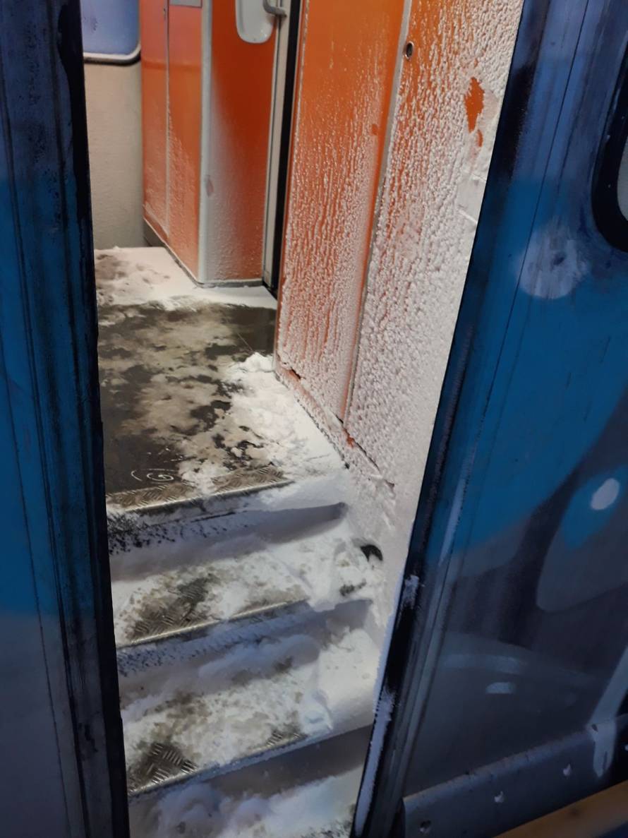 Vlak stao kod Vrbovca: 'Vani je bilo -12, a grijanje nije radilo!'