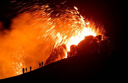 Ljudi, što je s (g)lavom? Vulkan je eruptirao, a oni  pohitali u prve redove. I digli šatore...