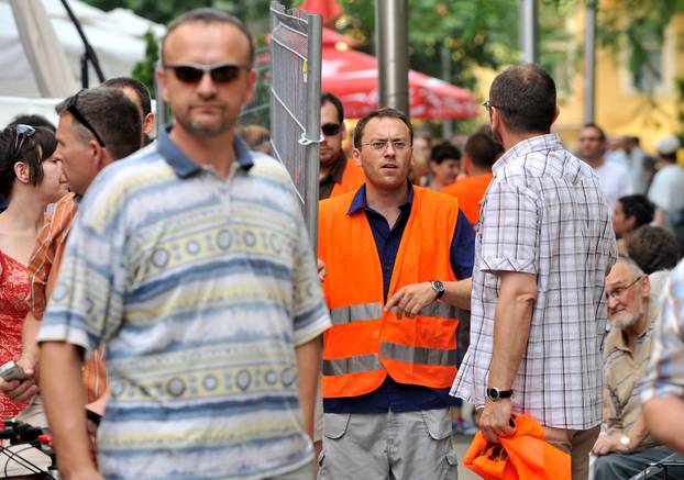 ARHIVA - 2010. Zagreb: Aktivisti za Varšavsku prosvjedovali pred sjedištem SDP-a 