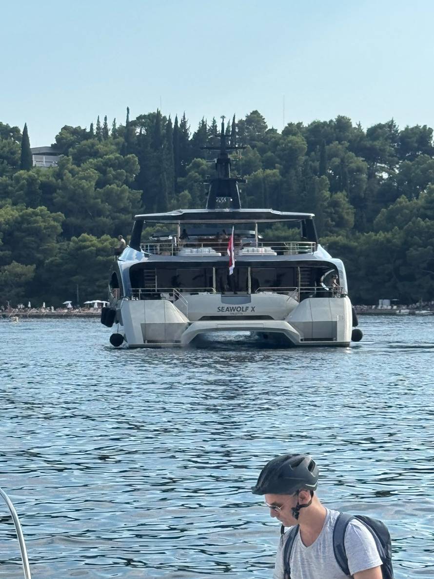 FOTO Luksuzna jahta oduševila Cavtat: 'Svi su je fotkali. Rijetko je se može vidjeti. Famozno'