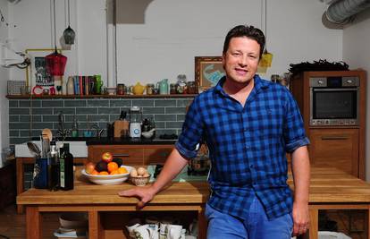 Jamie Oliver imao je milijune pa bankrotirao, a danas pomaže mladima napisati kuharicu