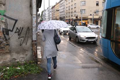 FOTO Neće njoj jesen i kiša dan pokvariti. Outfit Zagrepčanke je hit! Pogledajte što je odjenula