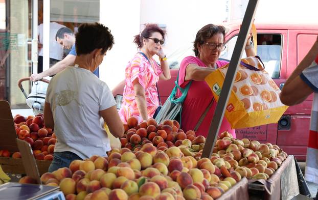 Šibenik: Ponuda vo?a i povr?a na gradskoj tržnici 