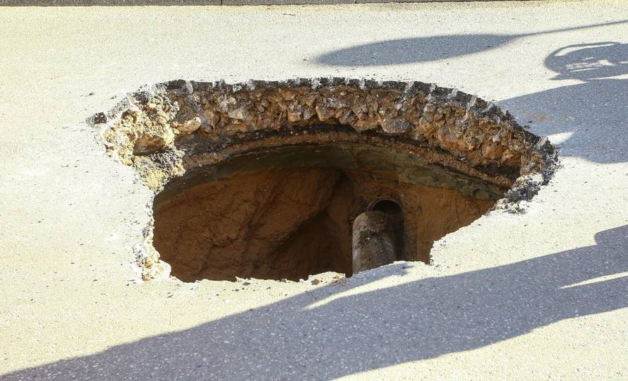 Zagreb: Puknuće cijevi u Ružmarinkovoj ulici