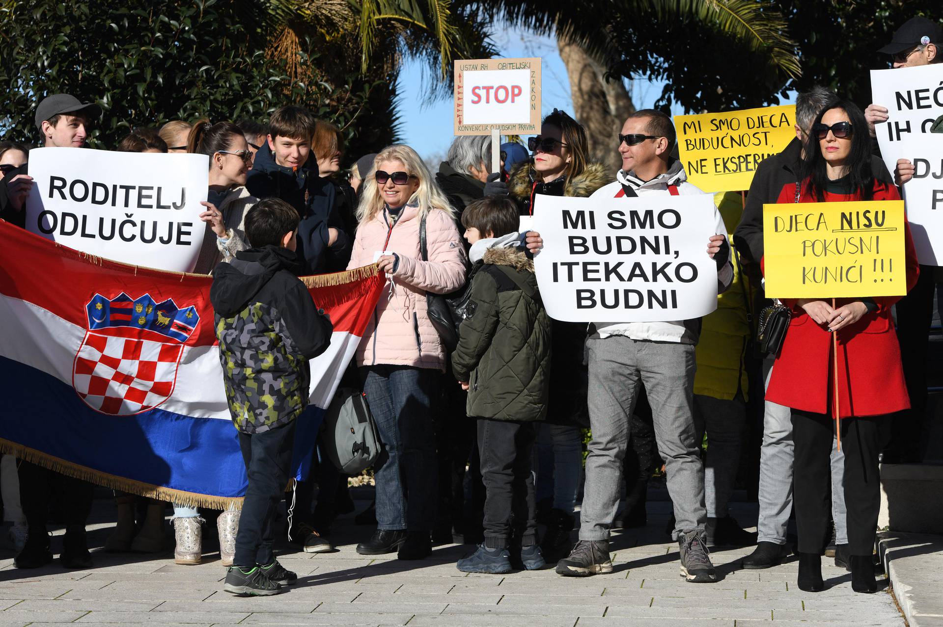 Ispred zgrade Županije u Šibeniku održan prosvjed Mrš od naše djece 