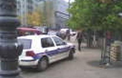 Policajci na Kvatriću parkirali nasred nogostupa