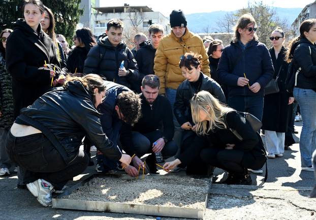 Skopje: Građani ispred Tehnološkog fakulteta upalili svijeće za sve poginule u požaru