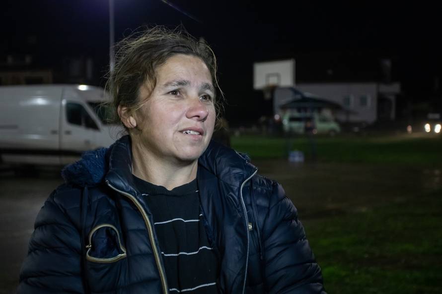 Glina: Nekoliko obitelji u automobilima i kombiju provodi noći na igralištu