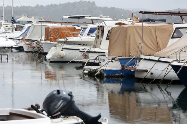 Šibenik: Jugo potopilo Dolac, cijela riva je pod morem