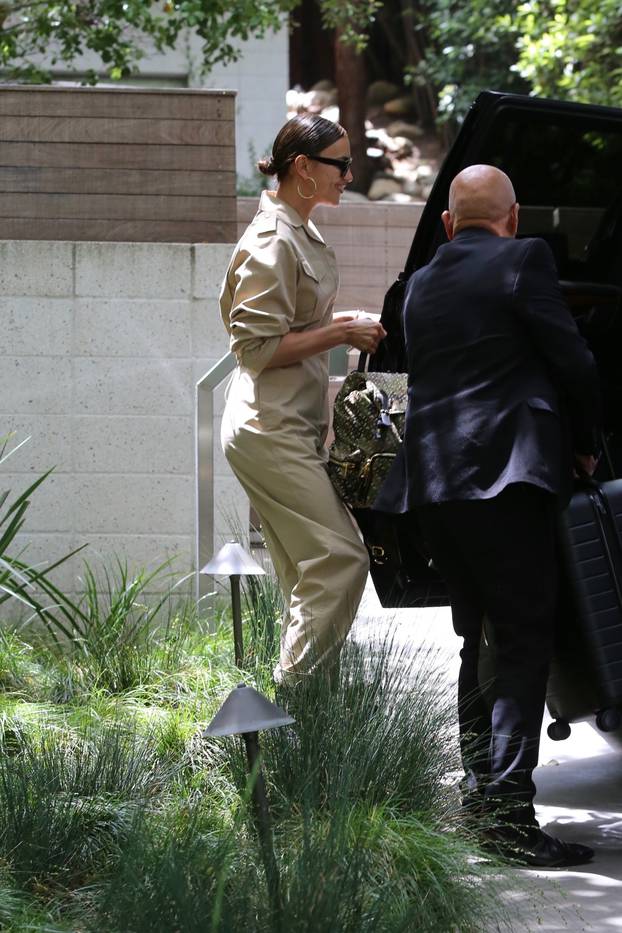 Irina Shayk leaves Bradley Cooper