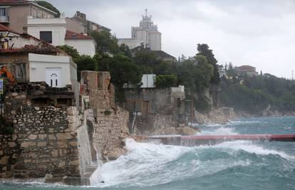 Muškarac se utopio na riječkoj plaži Pećine: 'Pijani prijatelji nasilno su ga gurnuli u more'