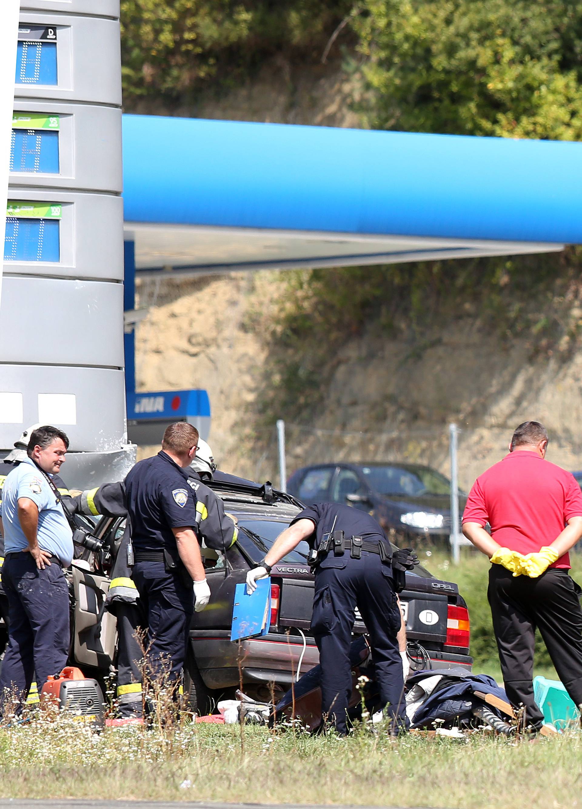 Vozač poginuo na mjestu: Auto izletio s ceste i zabio se u stup