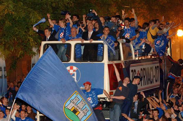 ARHIVA - Nogometaši Dinama na Trgu bana Jelačića s navijačima proslavili naslov prvaka Hrvatske, 19.05.2007.