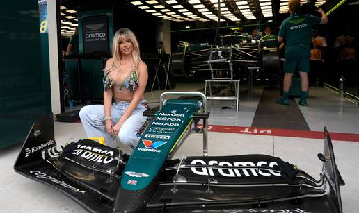 FOTO Gas do daske: Ivana Knoll mamila poglede na Formuli 1, dekolte je ukrasila autićima