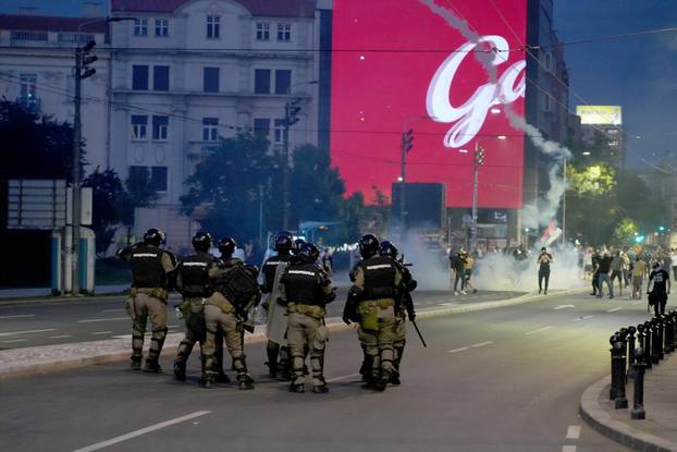 Neredi u Beogradu, sukobili se prosvjednici i policija