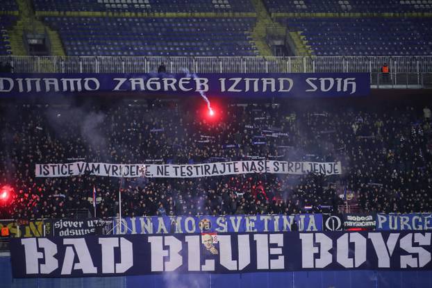 Navijači na tribinama prate susret Dinama i Osijeka