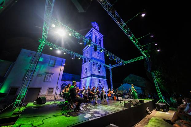 Vela Luka:  Koncert Nine Bardić i Acustic benda povodom manifestacije Trag u Beskraju