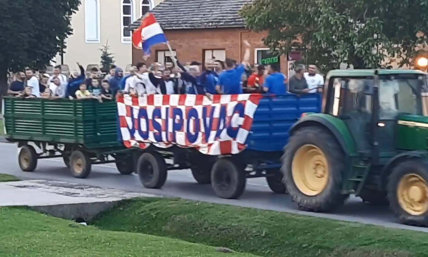 Karusel na slavonski način: U traktoru su proslavili naslov!
