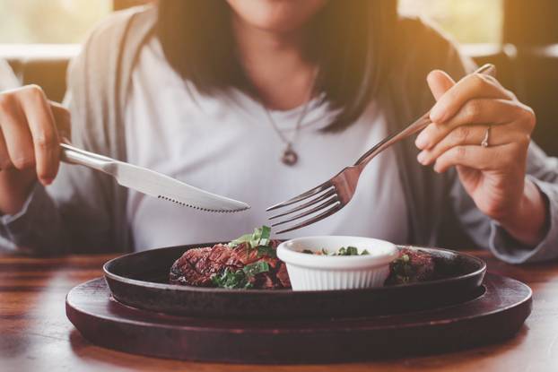 10 znakova da unosite previše proteina - i 10 da ih vašem tijelu kronično nedostaje