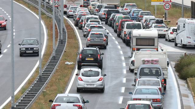 Zastoji na cestama u Sloveniji: Zbog turista čeka se na granici