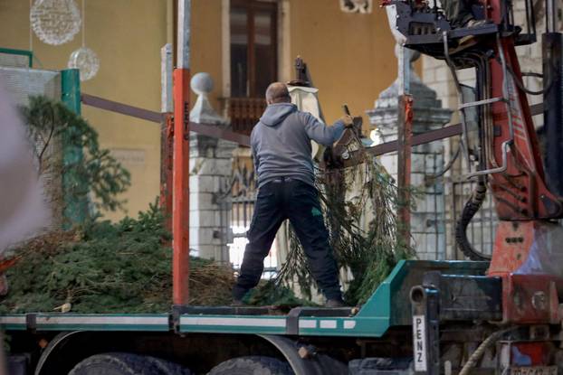 Zadar: Božićna jelka puknula prilikom postavljanja na Narodnom trgu