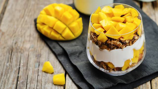 Idealan za doručak: Mango s kokosovim jogurtom i granolom