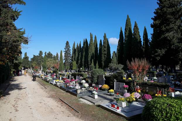 Zadar: Blagdan Svih svetih na Gradskom groblju
