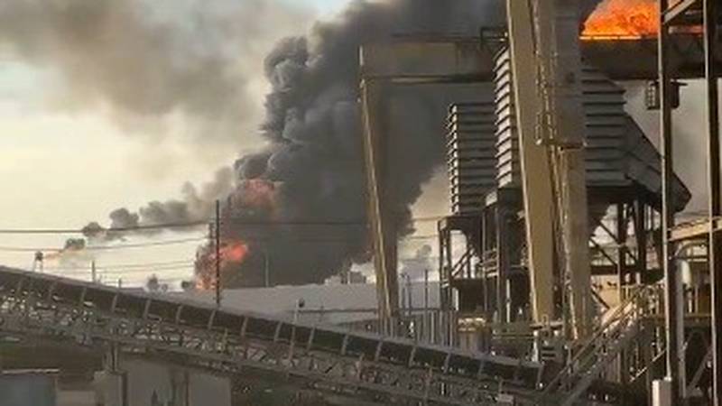 Gori jedna od najvećih rafinerija u Americi. Čule su se eksplozije