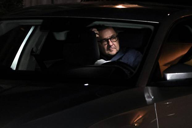 Zagreb: Izlazak Andrije Mikulića i inspektora iz kuće nakon opsežne pretrage