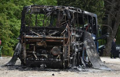 Buktinja na cesti kod Plomina: Bus izgorio, putnici evakuirani