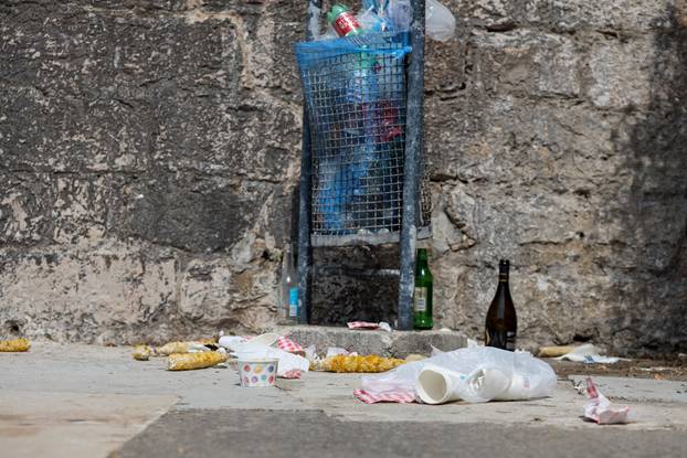 Zadar: Otpad ostavljen pored kante za smeće