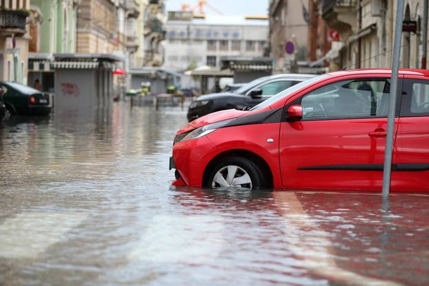 Rijeka: Jako jugo i kiša poplavilo ulice oko tržnice i rivu