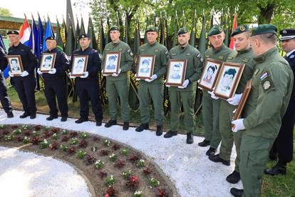 FOTO Uspomena na 12 stradalih: Državni vrh i obitelji položili vijence i zapalili svijeće