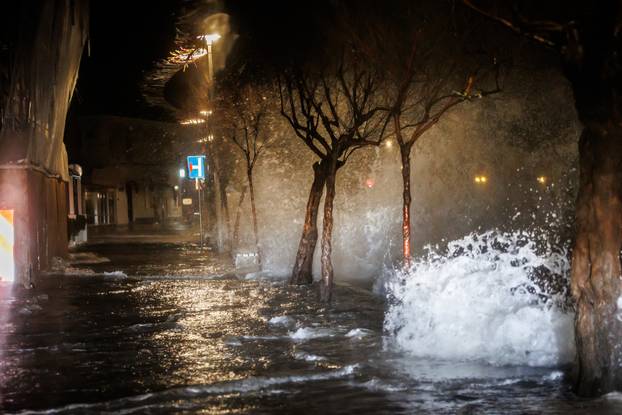 Kaštela: Olujno jugo i plima opet potopili Donja Kaštela