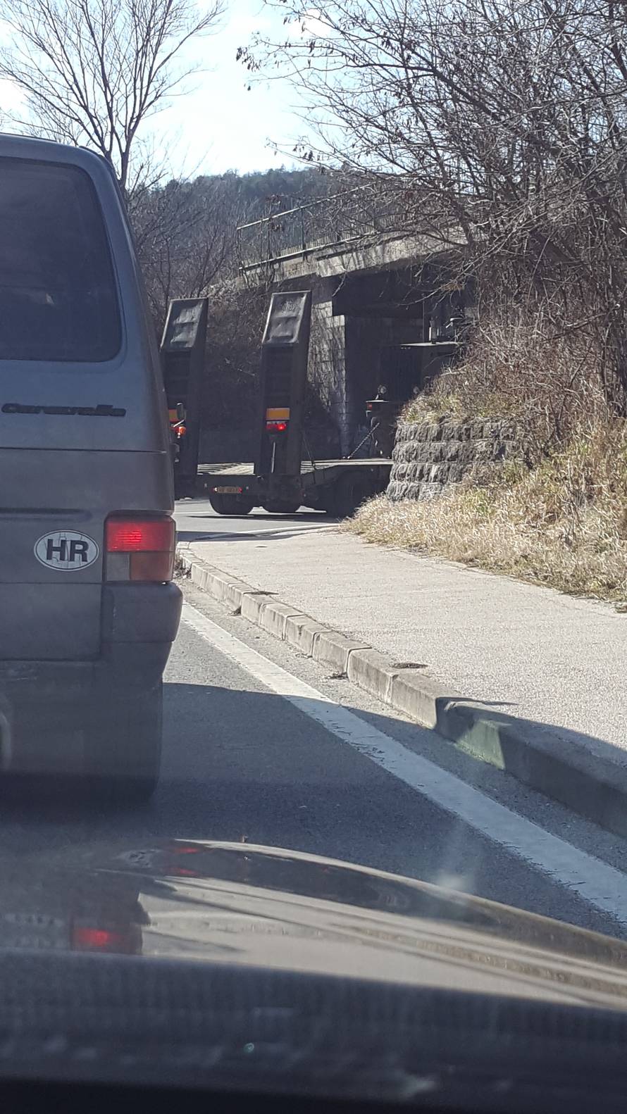 Vojska je zapela na mostu kod Knina: Stali su i stvorili kolonu