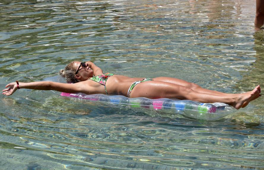 Tulum u Tisnom: Partijanerice pokazale seksi tijela na plaži