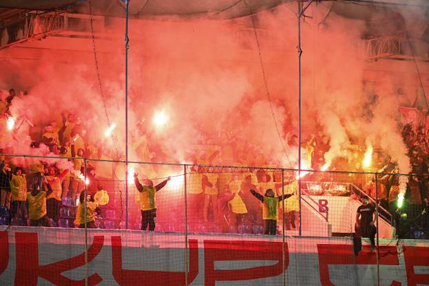 Podgorica: Navijači na tribinama prate utakmicu Crna Gora - Hrvatska