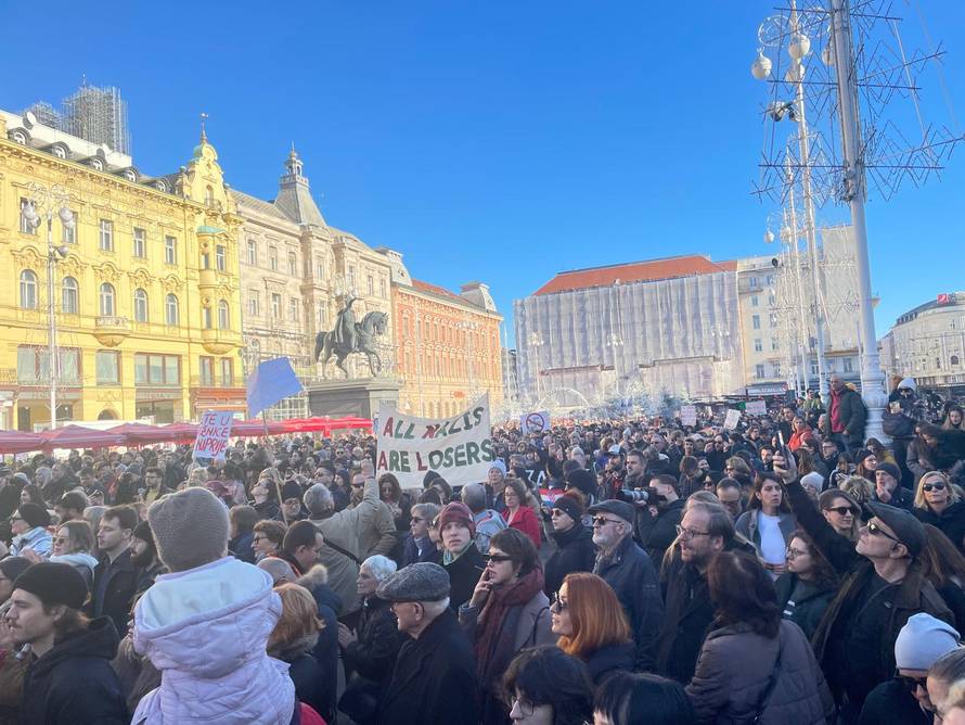 FOTO Marš protiv fašizma: U Rijeci policija spriječila sukob, u Zadru povorku napali bojom