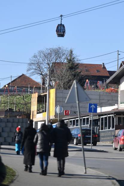 FOTO Gužve kod žičare, brojni Zagrepčani i njihovi gosti kreću na Sljeme. Evo što ih gore čeka