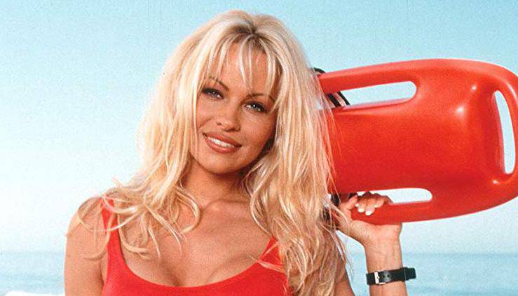 Atraktivna kao i 89-e: Pamela Anderson u kostimu iz hit serije 'Baywatch' pokazala liniju...