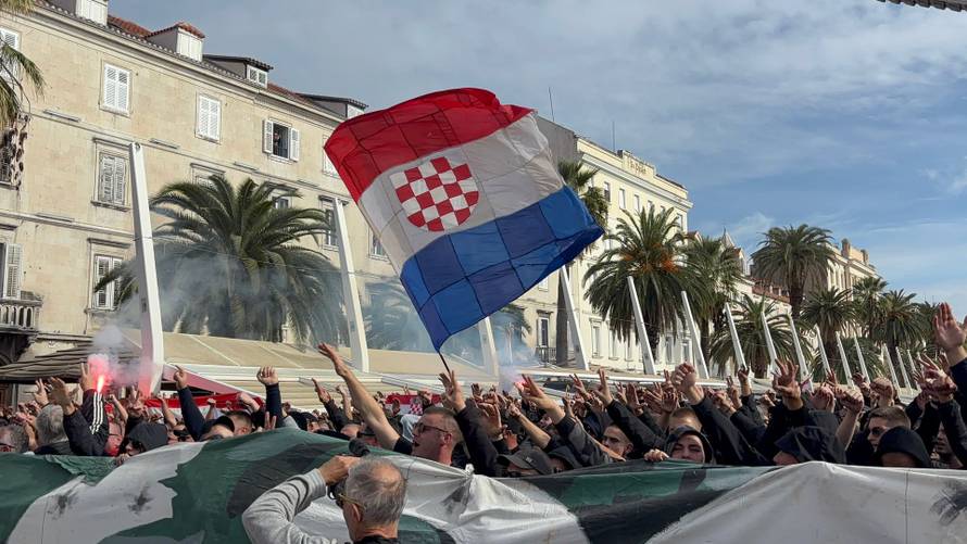 FOTO Gotov prosvjed na Rivi: Torcidaši su došli pred zgradu suda i urlali 'Za dom spremni'