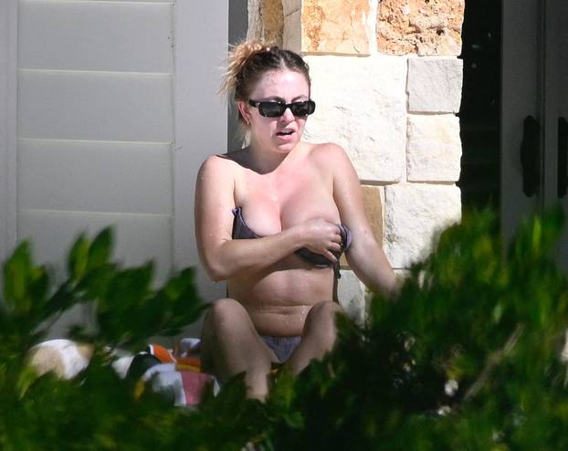 PREMIUM EXCLUSIVE: *NO WEB UNTIL 5PM EST 12TH DEC* Sydney Sweeney shows off her sensational bikini body as she relaxes at her stunning $13 million waterfront mansion in the Florida Keys