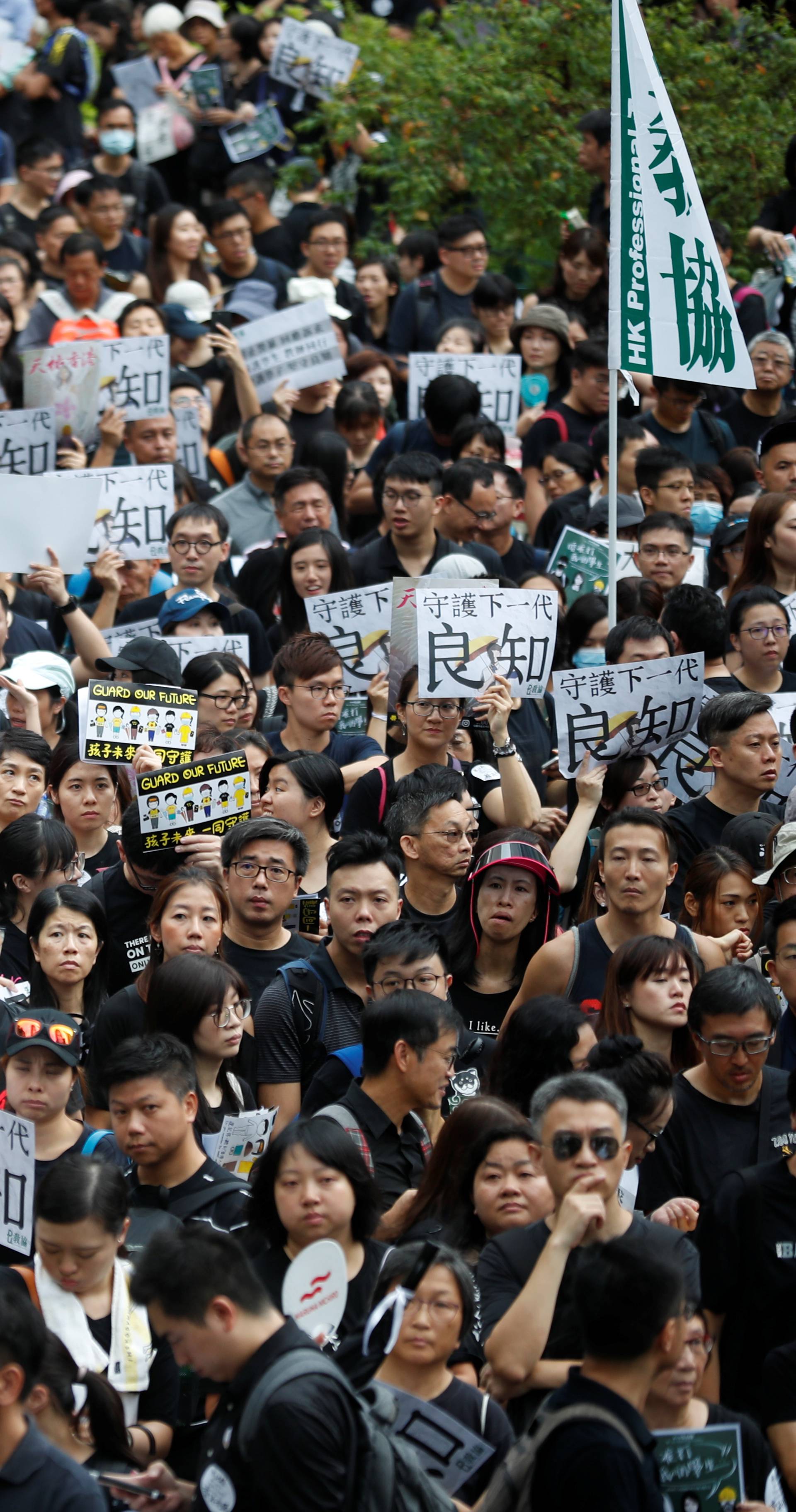 Nastavljaju se prosvjedi:  Tisuće  ljudi na ulicama Hong Konga