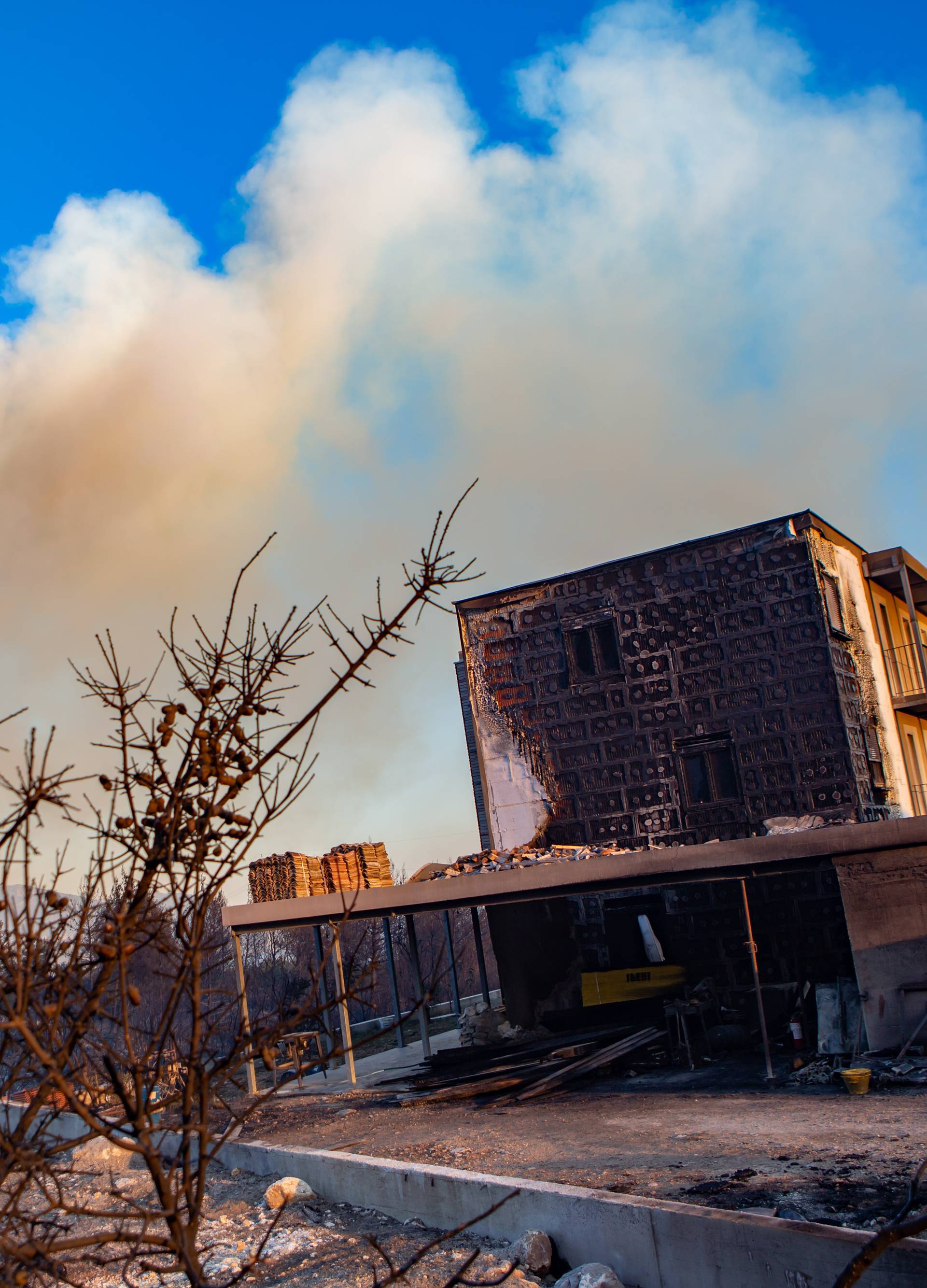 Požar na Pelješcu zaustavljen, u blizini Metkovića i dalje gori