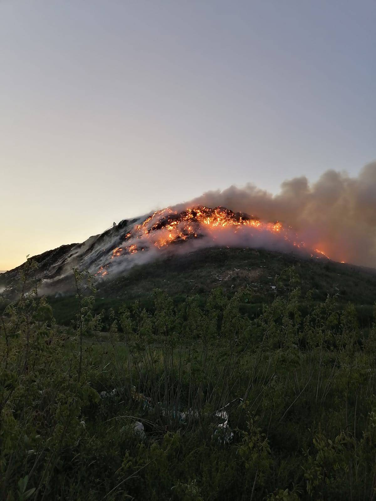U općini Davor u Slavoniji gori smetlište, požar se širi dolinom