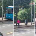 VIDEO Žena zaustavila promet u Zagrebu kako bi patkice prešle cestu: 'Čekaj da pačići prođu!'