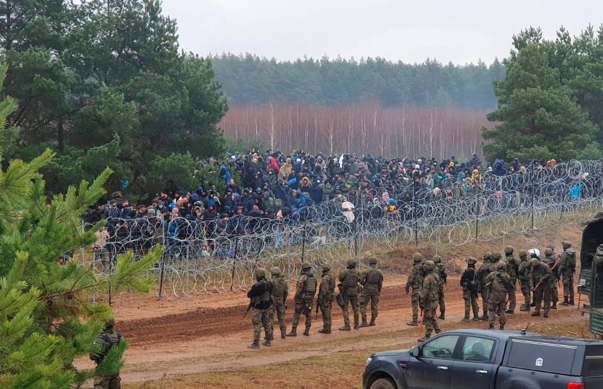 Najmanje 2000 ljudi na granici je na hladnoći. Poljski premijer krivi Putina za migrantsku krizu