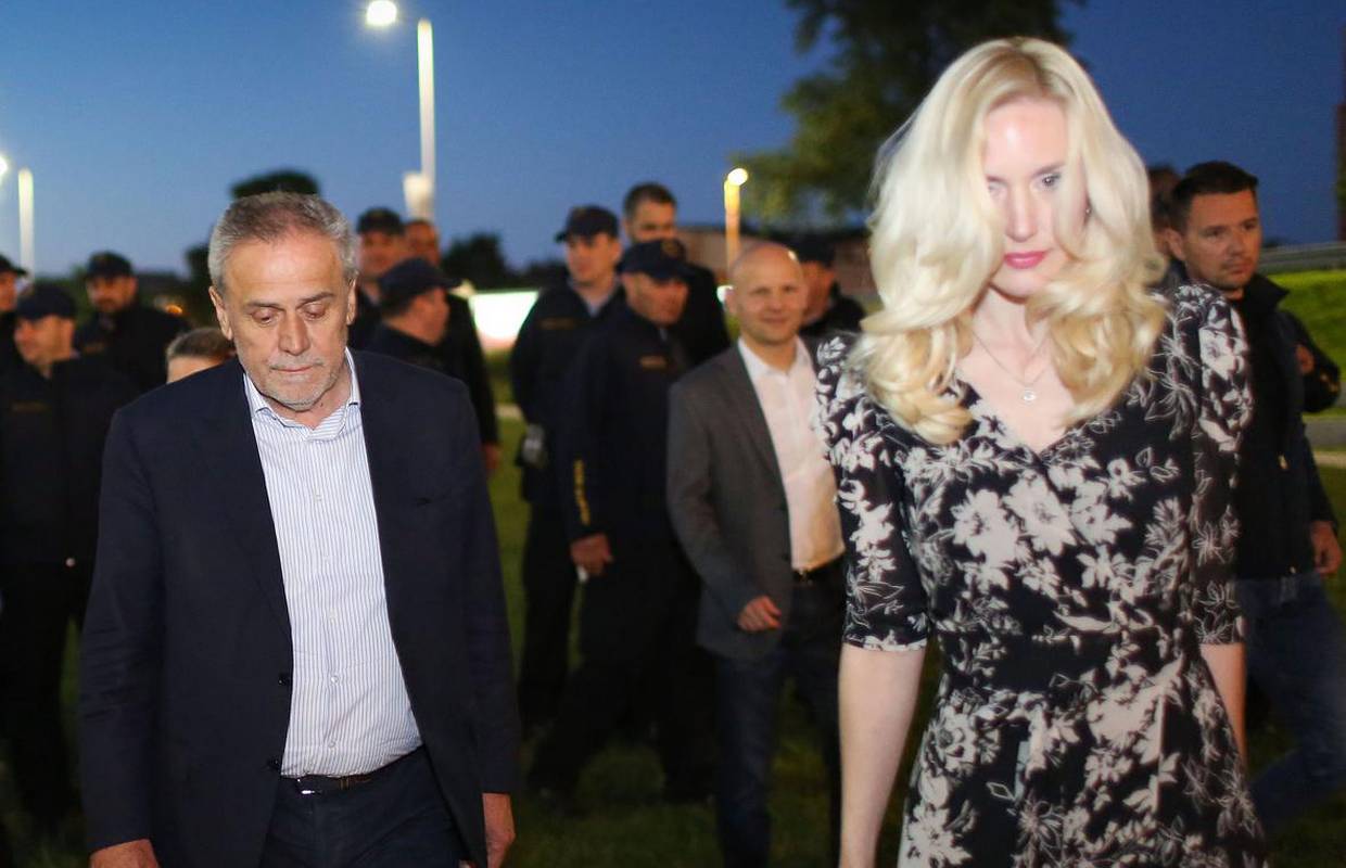 Petek objavio fotku Bandića i Price: 'Gdje je Milanova torba?'